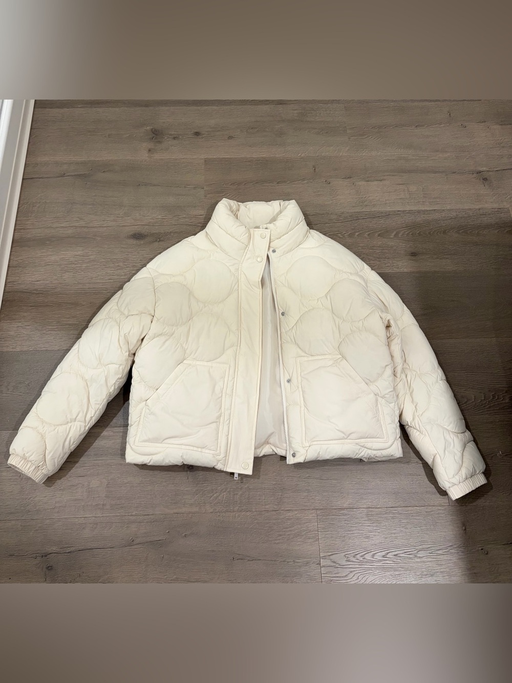 GAP Women’s Off-White Quilted Puffer Jacket